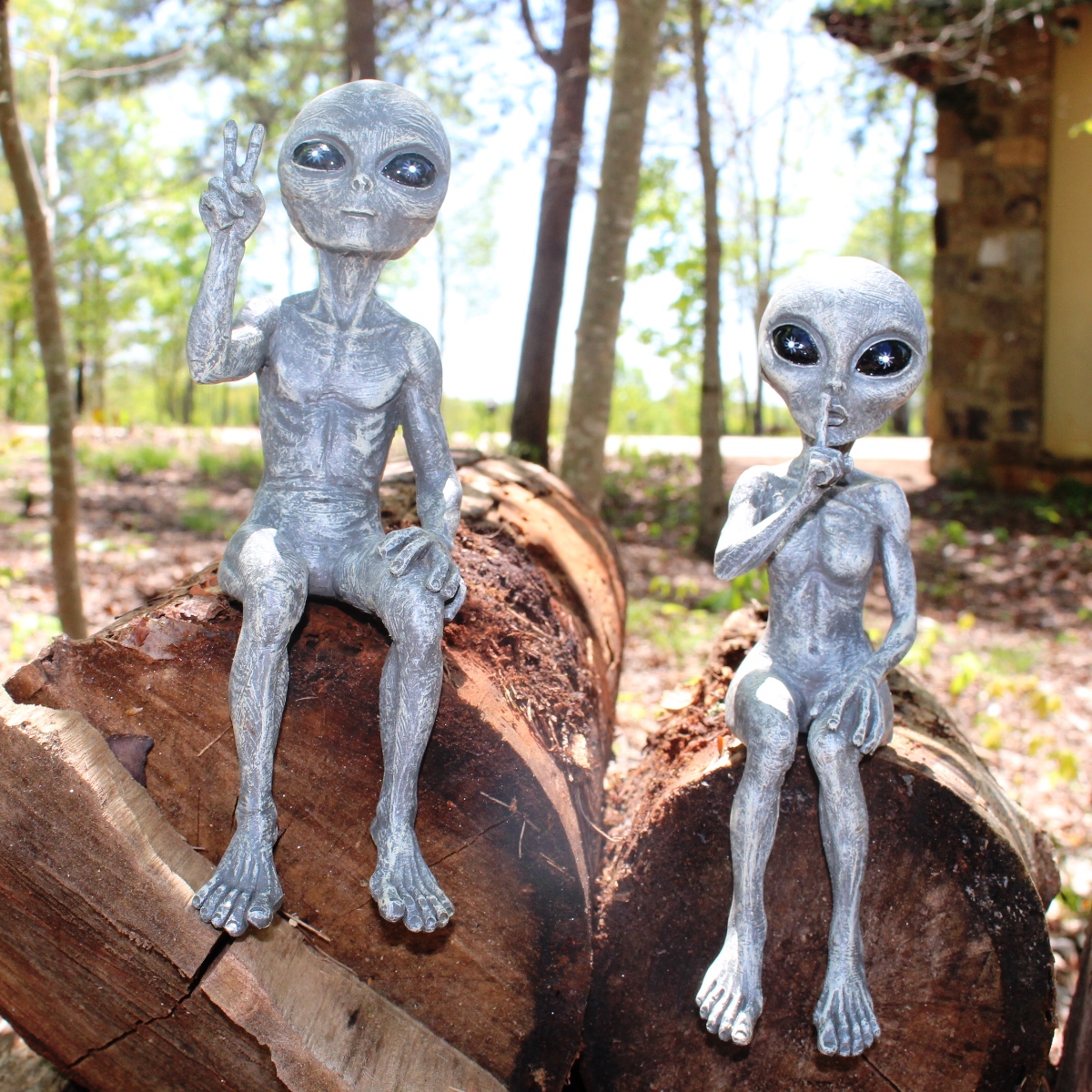 Outer Space Alien Grays Peace UFO Extraterrestrial Shelf Sitters Martians Garden Statue Figurine,Greetings Earthlings UFO Alien Statue 2PCS